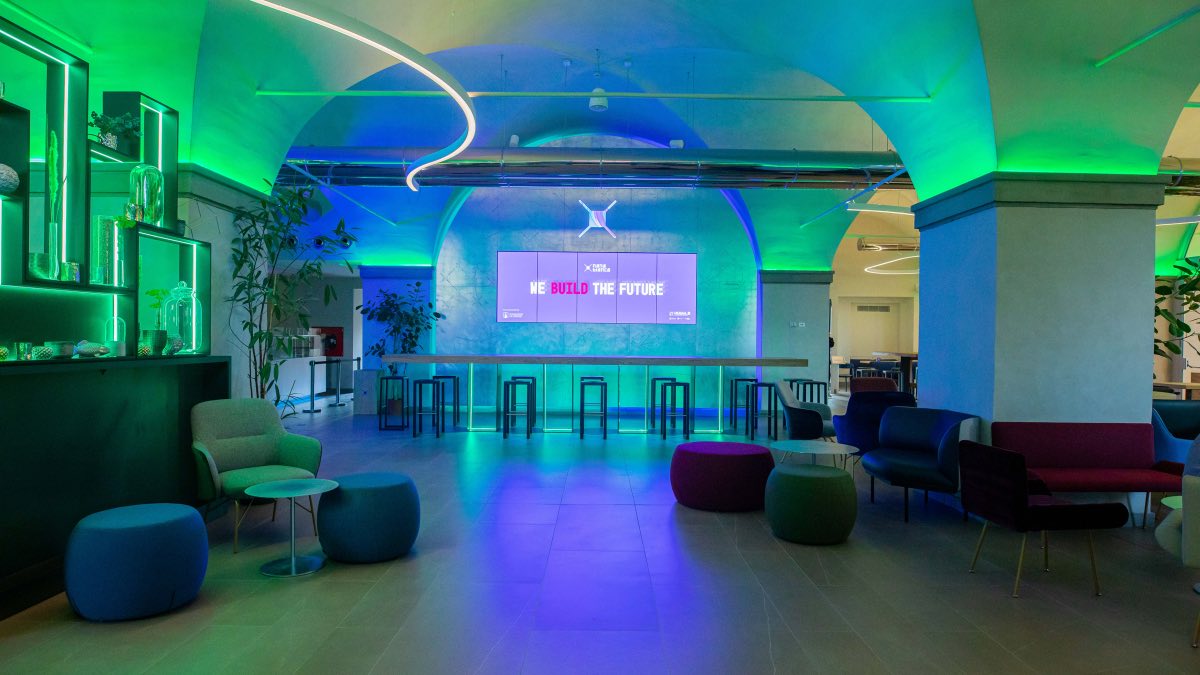Area lounge di Nana Bianca con illuminazione scenografica verde e blu
