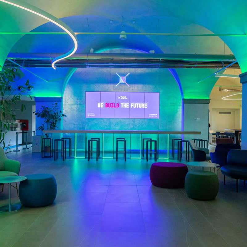 Spazio coworking di Nana Bianca allestito per un evento serale
